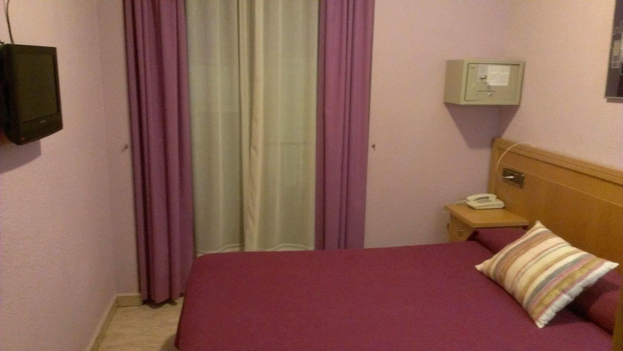 Hostal Cruz Sol Madrid Exterior foto